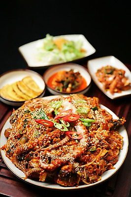 포토 JPG 그릇 접시 한식 음식 채소 고추 반찬 김치 사람없음 아웃포커스 샐러드 해물요리 해산물 매움 찜 깨 콩나물 낙지 해물찜 국내포토 식기 식재료 연체동물 촬영기법 수중동물 조미료 맛 나물 파일형식