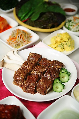 포토 JPG 그릇 접시 채소 식재료 반찬 김치 오이 마늘 생고기 육류 사람없음 아웃포커스 버섯 샐러드 소고기 양념 상추 무 쌈 나물 갈비 칼집 양념갈비 소갈비 국내포토 식기 한식 음식 뿌리채소 촬영기법 파일형식