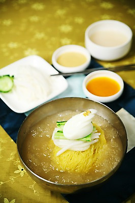 포토 JPG 그릇 접시 한식 음식 채소 젓가락 오이 사람없음 아웃포커스 계란 얼음 대접 면류 면 고명 무 냉면 삶은계란 물냉면 육수 밀면 제철음식 국내포토 자연요소 식기 여름음식 뿌리채소 촬영기법 수저 알 계란요리 국수 제철 파일형식