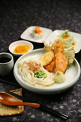 포토 JPG 그릇 접시 음식 채소 젓가락 호박 잔 사람없음 아웃포커스 컵 숟가락 버섯 샐러드 튀김 면류 면 고구마 단무지 깻잎 우동 롤 파 가츠오부시 일본음식 국내포토 식기 식재료 뿌리채소 촬영기법 수저 파일형식