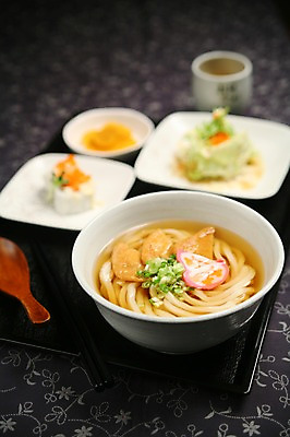 포토 JPG 그릇 접시 음식 채소 잔 쟁반 사람없음 아웃포커스 컵 숟가락 샐러드 대접 면류 면 단무지 우동 롤 파 유부 유부우동 일본음식 국내포토 식기 촬영기법 수저 파일형식