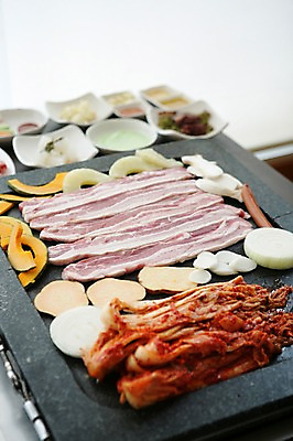 포토 JPG 그릇 접시 채소 반찬 양파 김치 떡 생고기 육류 돼지고기 사람없음 아웃포커스 버섯 무 구이 파인애플 삼겹살 고구마 철판 불판 단호박 국내포토 식기 한식 음식 과일 식재료 호박 뿌리채소 촬영기법 열대과일 파일형식
