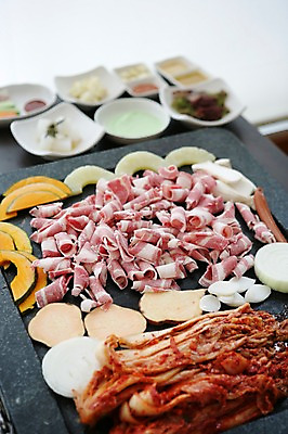 포토 JPG 그릇 접시 채소 반찬 양파 김치 떡 생고기 육류 돼지고기 사람없음 아웃포커스 버섯 무 구이 파인애플 삼겹살 고구마 철판 불판 단호박 대패삼겹살 국내포토 식기 한식 음식 과일 식재료 호박 뿌리채소 촬영기법 열대과일 파일형식