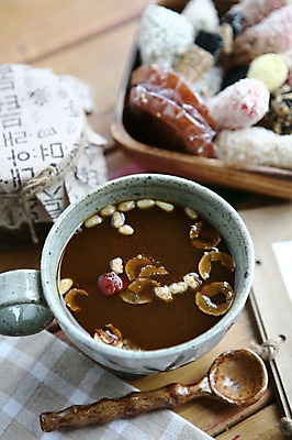 포토 JPG 한국문화 한국전통 전통 그릇 명절 음료 한식 음식 디저트 잔 사람없음 아웃포커스 컵 과자 숟가락 전통음식 대접 차 전통차 찻잔 대추 한과 약과 전통다과 국내포토 동양문화 식기 기념일 한국 촬영기법 수저 차_음료 다과 파일형식