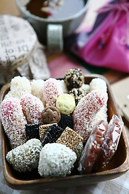 포토 JPG 한국문화 한국전통 전통 그릇 명절 음료 한식 음식 디저트 잔 사람없음 아웃포커스 컵 과자 전통음식 대접 차 전통차 찻잔 한과 약과 전통다과 국내포토 동양문화 식기 기념일 한국 촬영기법 차_음료 다과 파일형식