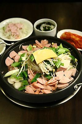 포토 JPG 그릇 접시 한식 음식 채소 반찬 김치 치즈 사람없음 아웃포커스 버섯 샐러드 소시지 가스레인지 냄비 햄 두부 팽이버섯 파 당면 부대찌개 국내포토 식기 유제품 촬영기법 육류 가전제품 레인지 가공식품 솥 찌개 파일형식