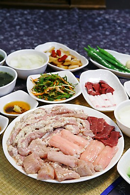 포토 JPG 그릇 접시 채소 식재료 고추 반찬 양파 생고기 육류 사람없음 아웃포커스 내장 장기 간 물김치 곱창 막창 겉절이 기름장 양파초절임 국내포토 식기 음식 신체 김치 촬영기법 장기_의학 절임 파일형식