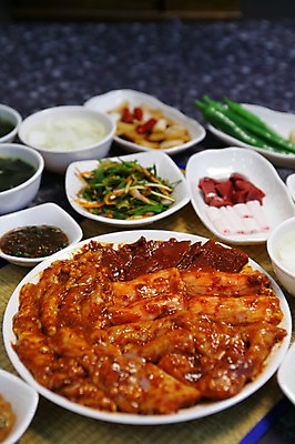 포토 JPG 그릇 접시 채소 식재료 고추 반찬 양파 생고기 육류 사람없음 아웃포커스 내장 양념 장기 간 물김치 곱창 막창 겉절이 양파초절임 국내포토 식기 음식 신체 김치 촬영기법 장기_의학 절임 파일형식