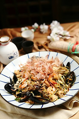 포토 JPG 그릇 접시 꽃 음식 술잔 젓가락 술병 조개 잔 새우 사람없음 아웃포커스 컵 해물요리 면류 면 병 해산물 오징어 홍합 가츠오부시 볶음면 볶음우동 주꾸미 해물우동 일본음식 제철음식 국내포토 식물 식기 식재료 병_용기 어패류 연체동물 주류 촬영기법 수저 갑각류 수중동물 우동 제철 파일형식