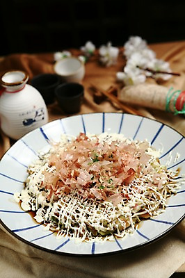 포토 JPG 그릇 접시 꽃 음식 술잔 젓가락 술병 잔 사람없음 아웃포커스 장식 컵 병 가츠오부시 오코노미야끼 일본음식 국내포토 식물 식기 식재료 병_용기 주류 촬영기법 수저 파일형식