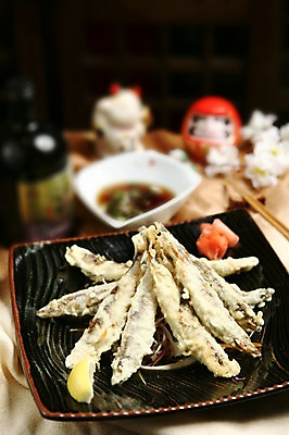 포토 JPG 그릇 접시 음식 인형 젓가락 어류 사람없음 아웃포커스 튀김 병 레몬 생선요리 간장 생강 고양이인형 마네키네코 생선튀김 일본음식 국내포토 식기 채소 과일 촬영기법 수저 수중동물 양념 일본전통 파일형식