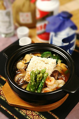 포토 JPG 그릇 접시 채소 술잔 술병 잔 새우 사람없음 아웃포커스 컵 중식 버섯 해물요리 냄비 해산물 뚝배기 아스파라거스 냄비받침 누룽지 누룽지탕 해물누룽지탕 국내포토 식기 음식 병_용기 주류 촬영기법 갑각류 솥 받침대 탕 파일형식