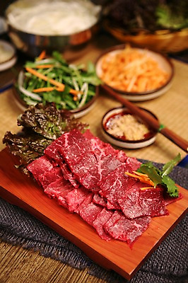 포토 JPG 그릇 접시 채소 식재료 젓가락 도마 생고기 육류 사람없음 아웃포커스 샐러드 소고기 상추 무생채 무채 국내포토 식기 음식 주방용품 촬영기법 수저 파일형식