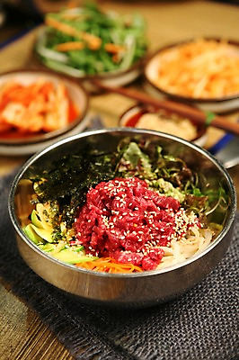 포토 JPG 그릇 접시 채소 젓가락 호박 반찬 김치 생고기 육류 사람없음 아웃포커스 당근 소고기 회 대접 김 상추 나물 비빔밥 깨 콩나물 육회 육회비빔밥 국내포토 식기 한식 음식 식재료 뿌리채소 촬영기법 수저 조미료 해조류 파일형식