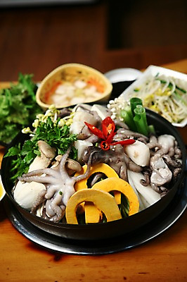 포토 JPG 그릇 접시 한식 음식 채소 고추 호박 사람없음 아웃포커스 버섯 해물요리 냄비 상추 무 해산물 콩나물 전골 파 물김치 낙지 해물탕 낙지전골 국내포토 식기 김치 연체동물 뿌리채소 촬영기법 수중동물 솥 나물 파일형식