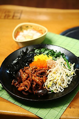 포토 JPG 그릇 접시 한식 음식 채소 사람없음 아웃포커스 해물요리 김 해산물 볶음 나물 깻잎 대나무발 콩나물 물김치 날치알 새우젓 주꾸미 쭈꾸미볶음 제철음식 국내포토 식기 김치 연체동물 촬영기법 알 수중동물 해조류 젓갈 제철 파일형식