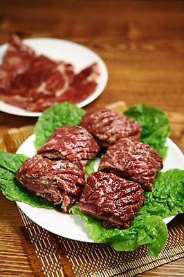 포토 JPG 그릇 접시 채소 식재료 생고기 육류 사람없음 아웃포커스 소고기 양념 상추 갈비 칼집 양념갈비 소갈비 국내포토 식기 촬영기법 파일형식