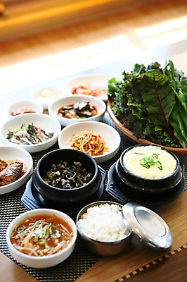 포토 JPG 그릇 접시 한식 음식 채소 밥 반찬 김치 마늘 어류 사람없음 아웃포커스 버섯 뚜껑 상추 뚝배기 쌈 국 나물 콩나물 쌈장 정식 밥그릇 한정식 계란찜 생선조림 쌈밥 쌈밥정식 우렁이 콩나물국 국내포토 식기 촬영기법 수중동물 양념 계란요리 찜 국물 조림 파일형식