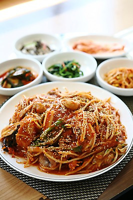 포토 JPG 그릇 접시 한식 채소 반찬 사람없음 아웃포커스 해물요리 해산물 매움 생선요리 깨 콩나물 아귀 아귀찜 해물찜 국내포토 식기 음식 식재료 촬영기법 어류 수중동물 조미료 맛 찜 나물 파일형식