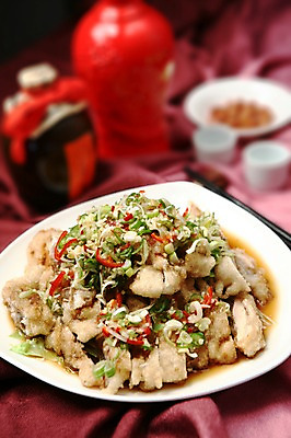 포토 JPG 그릇 접시 음식 술잔 술병 잔 육류 사람없음 아웃포커스 컵 중식 튀김 병 탕수육 파 국내포토 식기 채소 식재료 병_용기 주류 촬영기법 파일형식