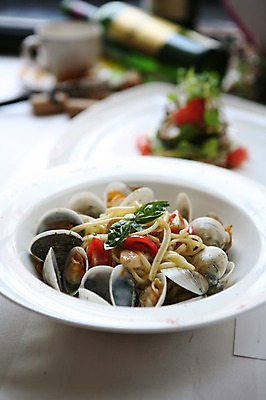 포토 JPG 그릇 접시 음식 조개 잔 파스타 서양음식 스파게티 사람없음 아웃포커스 컵 와인 샐러드 면류 면 병 해산물 와인병 바질 해물스파게티 봉골레 봉골레스파게티 봉골레파스타 해물파스타 국내포토 식기 병_용기 어패류 주류 촬영기법 파일형식