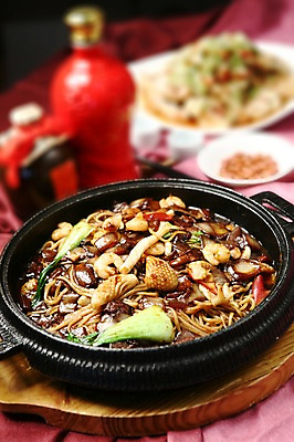 포토 JPG 그릇 접시 음식 술병 잔 새우 사람없음 아웃포커스 컵 중식 면류 면 짜장면 병 해산물 오징어 철판 청경채 쟁반짜장 국내포토 식기 채소 병_용기 연체동물 주류 촬영기법 갑각류 수중동물 파일형식