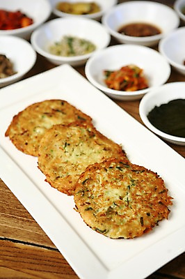 포토 JPG 그릇 접시 한식 음식 반찬 사람없음 아웃포커스 전 부침개 빈대떡 국내포토 식기 떡 촬영기법 파일형식