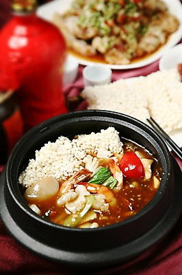 포토 JPG 그릇 접시 술잔 젓가락 술병 사람없음 아웃포커스 중식 냄비 해산물 뚝배기 누룽지 누룽지탕 해물누룽지탕 국내포토 식기 음식 병_용기 잔 주류 촬영기법 수저 솥 탕 파일형식