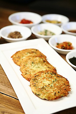 포토 JPG 그릇 접시 한식 음식 반찬 사람없음 아웃포커스 전 부침개 빈대떡 국내포토 식기 떡 촬영기법 파일형식