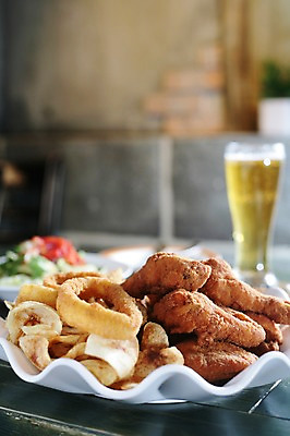 포토 JPG 그릇 접시 한식 음식 잔 맥주 육류 사람없음 아웃포커스 컵 치킨 프라이드치킨 닭고기 샐러드 튀김 닭 안주 오징어 맥주잔 오징어링 오징어튀김 치맥 국내포토 식기 술잔 식재료 조류 연체동물 주류 촬영기법 수중동물 닭고기요리 파일형식