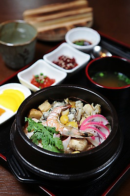 포토 JPG 그릇 접시 채소 젓가락 반찬 쟁반 사람없음 아웃포커스 컵 숟가락 어묵 뚝배기 양송이 팽이버섯 쑥갓 돌솥 장국 돌솥밥 맛살 영양밥 일본음식 은행열매 국내포토 식기 열매 음식 밥 촬영기법 수저 버섯 국 파일형식