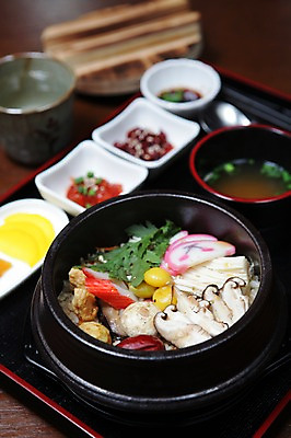 포토 JPG 그릇 접시 채소 쟁반 사람없음 아웃포커스 어묵 양송이 팽이버섯 쑥갓 돌솥 장국 돌솥밥 맛살 영양밥 국내포토 식기 음식 밥 촬영기법 버섯 국 파일형식