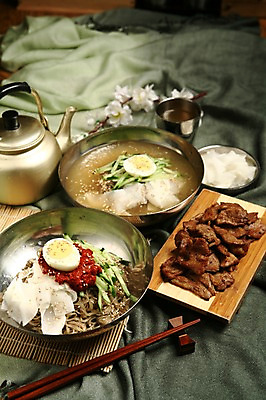 포토 JPG 그릇 접시 꽃 한식 음식 젓가락 주전자 오이 잔 도마 육류 사람없음 아웃포커스 컵 계란 대접 면류 면 고명 양념 고추장 무 구이 냉면 삶은계란 물냉면 비빔냉면 제철음식 국내포토 식물 식기 채소 식재료 주방용품 여름음식 뿌리채소 촬영기법 수저 알 계란요리 제철 파일형식