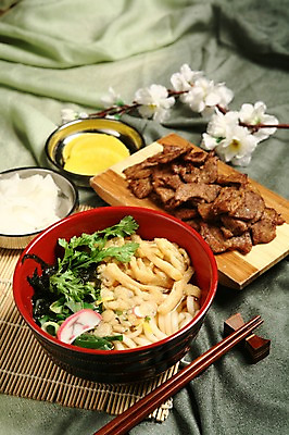 포토 JPG 그릇 접시 꽃 음식 젓가락 도마 육류 사람없음 아웃포커스 대접 면류 면 김 무 구이 단무지 우동 대나무발 쑥갓 유부 유부우동 일본음식 국내포토 식물 식기 채소 식재료 주방용품 뿌리채소 촬영기법 수저 해조류 파일형식