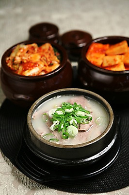 포토 JPG 그릇 한식 음식 채소 반찬 김치 사람없음 아웃포커스 소고기 깍두기 뚝배기 파 설렁탕 국내포토 식기 촬영기법 육류 탕 파일형식 식재료
