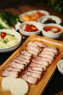 포토 JPG 그릇 접시 한식 채소 반찬 양파 김치 도마 육류 돼지고기 사람없음 아웃포커스 샐러드 상추 구이 쌈 삼겹살 물김치 국내포토 식기 음식 식재료 주방용품 촬영기법 파일형식 생활용품 오브젝트