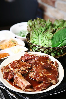 포토 JPG 그릇 접시 채소 식재료 고추 마늘 생고기 육류 사람없음 아웃포커스 바구니 양념 상추 쌈 깻잎 갈비 쌈장 칼집 양념갈비 국내포토 식기 촬영기법 파일형식