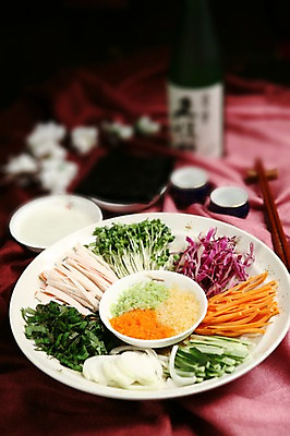 포토 JPG 접시 꽃 음식 채소 술잔 식재료 재료 젓가락 양파 오이 잔 사람없음 아웃포커스 컵 당근 병 양배추 깻잎 무순 날치알 맛살 일본음식 국내포토 식물 식기 뿌리채소 촬영기법 수저 알 새싹채소 파일형식