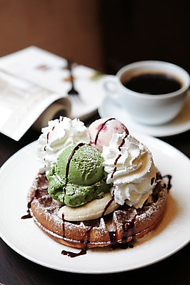 포토 JPG 그릇 접시 커피 음료 음식 빵 포크 과일 아이스크림 디저트 잔 바나나 사람없음 아웃포커스 책 컵 커피잔 생크림 시럽 와플 녹차아이스크림 초코시럽 국내포토 식기 촬영기법 초콜릿 크림 파일형식