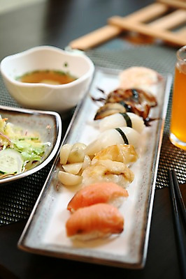 포토 JPG 그릇 접시 음식 채소 젓가락 밥 잔 맥주 어류 사람없음 아웃포커스 컵 초밥 샐러드 생선초밥 국 락교 장국 일본음식 국내포토 식기 주류 촬영기법 수저 수중동물 염교 파일형식