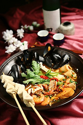 포토 JPG 그릇 접시 채소 술잔 젓가락 고추 조개 새우 사람없음 아웃포커스 꽃게 어묵 어묵꼬치 해산물 홍합 팽이버섯 쑥갓 어묵탕 일본음식 국내포토 식기 음식 어패류 잔 촬영기법 수저 갑각류 버섯 게 꼬치 탕 파일형식