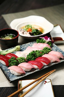 포토 JPG 그릇 접시 꽃 음식 채소 젓가락 밥 파슬리 어류 사람없음 아웃포커스 장식 초밥 고추냉이 머스터드 생선초밥 국 간장 무순 장국 일본음식 국내포토 식물 식기 촬영기법 수저 수중동물 양념 소스_음식 새싹채소 파일형식