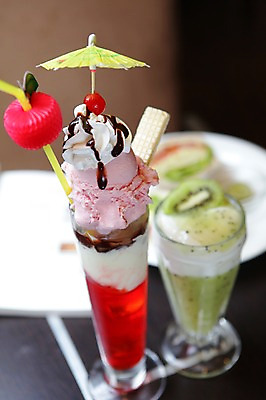 포토 JPG 그릇 접시 음료 과일 우산 아이스크림 디저트 잔 키위 빨대 사람없음 아웃포커스 장식 컵 과자 주스 체리 과일주스 생크림 시럽 파르페 키위주스 초코시럽 국내포토 식기 음식 촬영기법 초콜릿 크림 파일형식