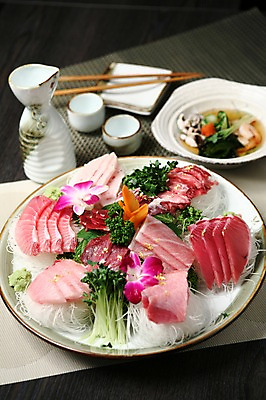 포토 JPG 그릇 접시 꽃 음식 채소 술잔 젓가락 술병 잔 파슬리 어류 사람없음 아웃포커스 장식 컵 당근 초밥 생선회 회 고추냉이 머스터드 무순 금가루 일본음식 국내포토 식물 식기 병_용기 뿌리채소 주류 촬영기법 수저 수중동물 양념 소스_음식 가루 새싹채소 파일형식