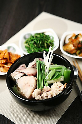 포토 JPG 그릇 접시 한식 채소 젓가락 검은배경 반찬 김치 수저 사람없음 아웃포커스 숟가락 해물요리 해산물 뚝배기 생선요리 팽이버섯 부추 파 대구탕 동태탕 생태탕 국내포토 식기 음식 백그라운드 촬영기법 어류 검은색 버섯 탕 파일형식