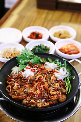 포토 JPG 그릇 접시 한식 음식 채소 고추 반찬 김치 사람없음 아웃포커스 해물요리 가스레인지 냄비 해산물 매움 볶음 나물 쑥갓 주꾸미 쭈꾸미볶음 제철음식 국내포토 식기 연체동물 촬영기법 수중동물 가전제품 레인지 맛 솥 제철 파일형식