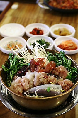 포토 JPG 그릇 접시 채소 반찬 김치 사람없음 아웃포커스 해물요리 냄비 해산물 생선요리 나물 팽이버섯 쑥갓 해물탕 생선알 생선찌개 알탕 국내포토 식기 한식 음식 촬영기법 어류 알 버섯 솥 찌개 탕 파일형식