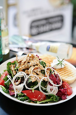 포토 JPG 그릇 접시 음료 음식 빵 토마토 채소 양파 서양음식 사람없음 아웃포커스 치킨 닭고기 샐러드 병 깨 치킨샐러드 국내포토 식기 식재료 촬영기법 육류 조미료 닭고기요리 파일형식