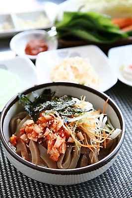 포토 JPG 그릇 접시 한식 음식 채소 반찬 김치 사람없음 아웃포커스 대접 김 무 깻잎 깨 쌈장 묵 도토리묵 묵밥 국내포토 식기 식재료 뿌리채소 촬영기법 양념 조미료 해조류 파일형식