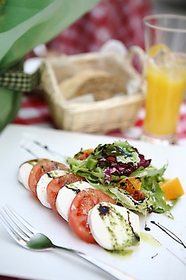 포토 JPG 그릇 접시 음료 음식 빵 포크 토마토 채소 잔 치즈 서양음식 사람없음 아웃포커스 장식 컵 바구니 주스 샐러드 오렌지주스 카프레제 국내포토 식기 유제품 촬영기법 과일주스 파일형식